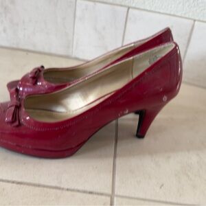 Bandolino Red Heels with Peep-Toe Design and Medium Height

New and unused
